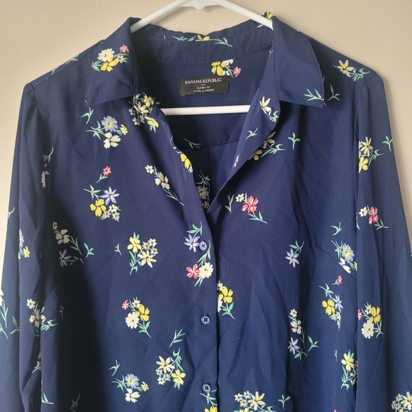Banana Republic Classic Fit Floral Button Doen Top Size Medium Navy Blue - Picture 2 of 9